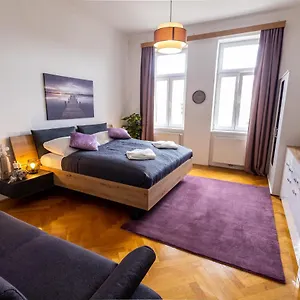 sunshine-deluxe-apartment-near-schonbrunn-palace-and.vienna-besthotels.com/
